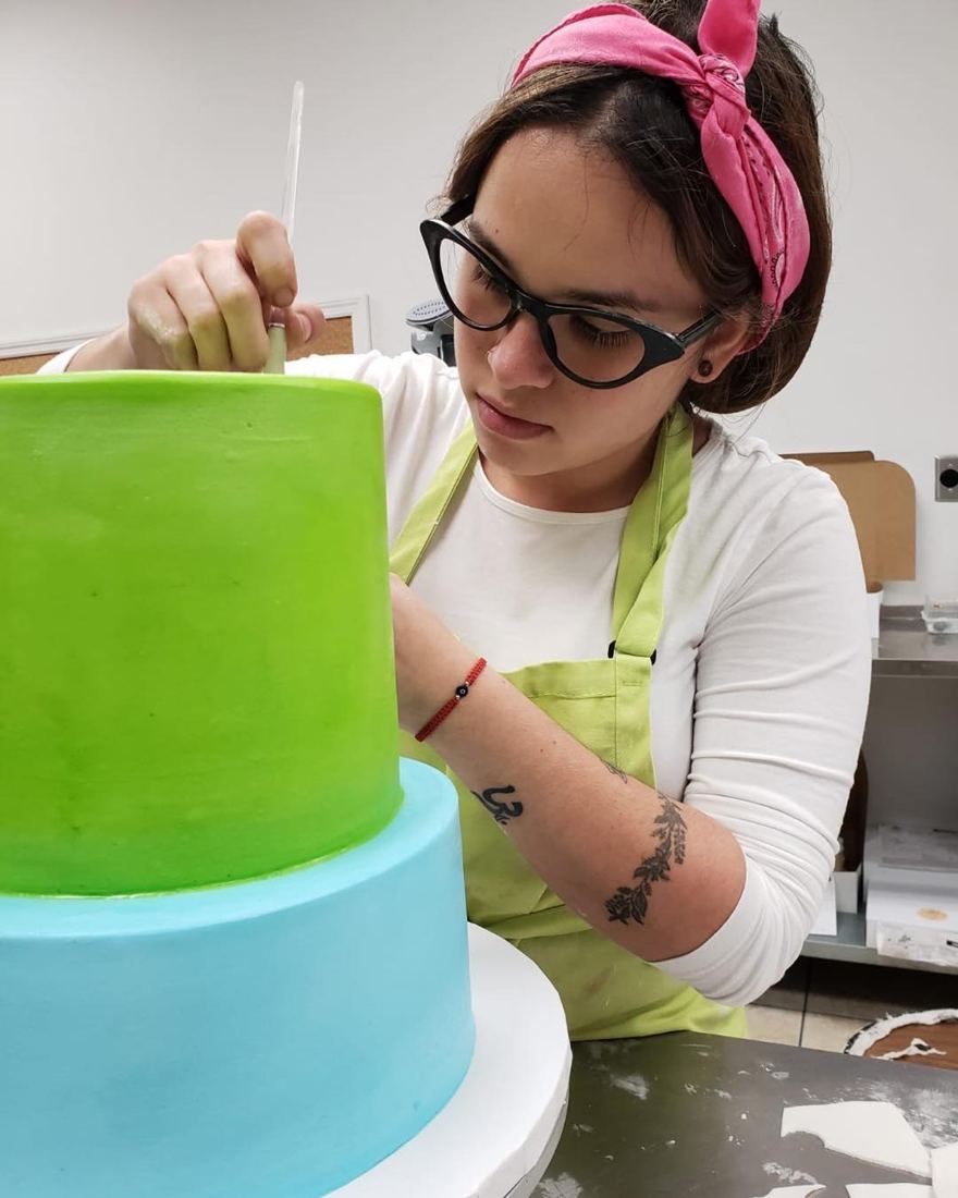 Alizon decorando una torta en su cocina