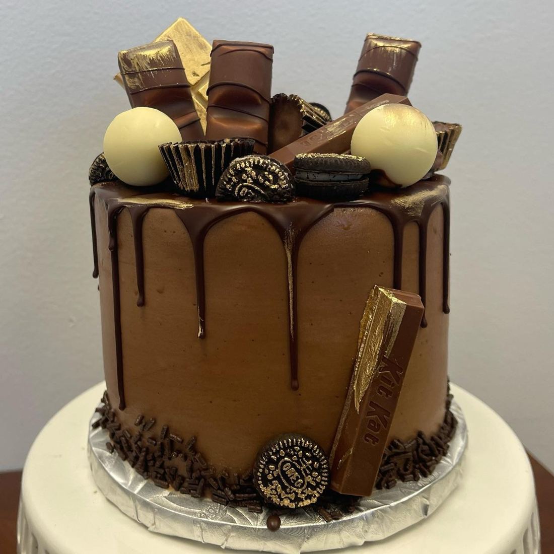 Torta de chocolate con drip y chocolates