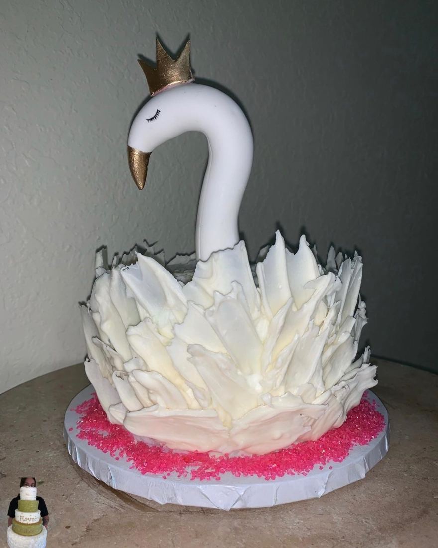 Torta de cisne blanco con corona dorada