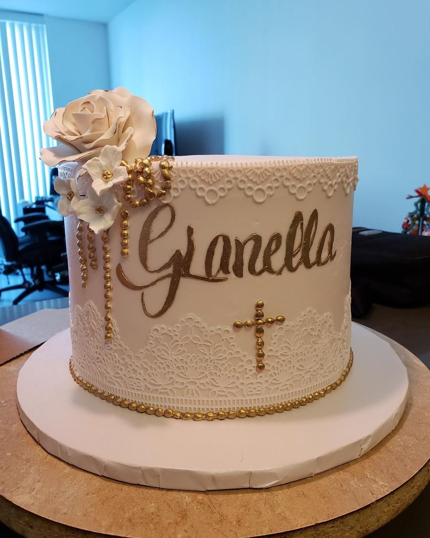 Torta de bautizo con encaje y rosa