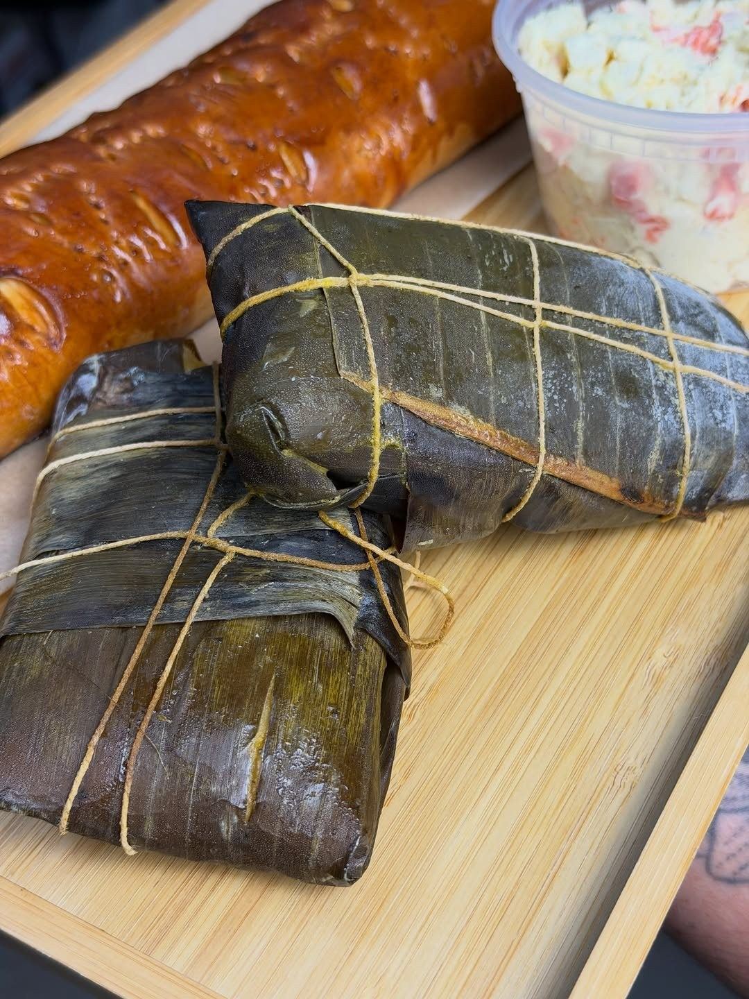 Hallacas, pan de jamón y ensalada de gallina hechas por Alizon