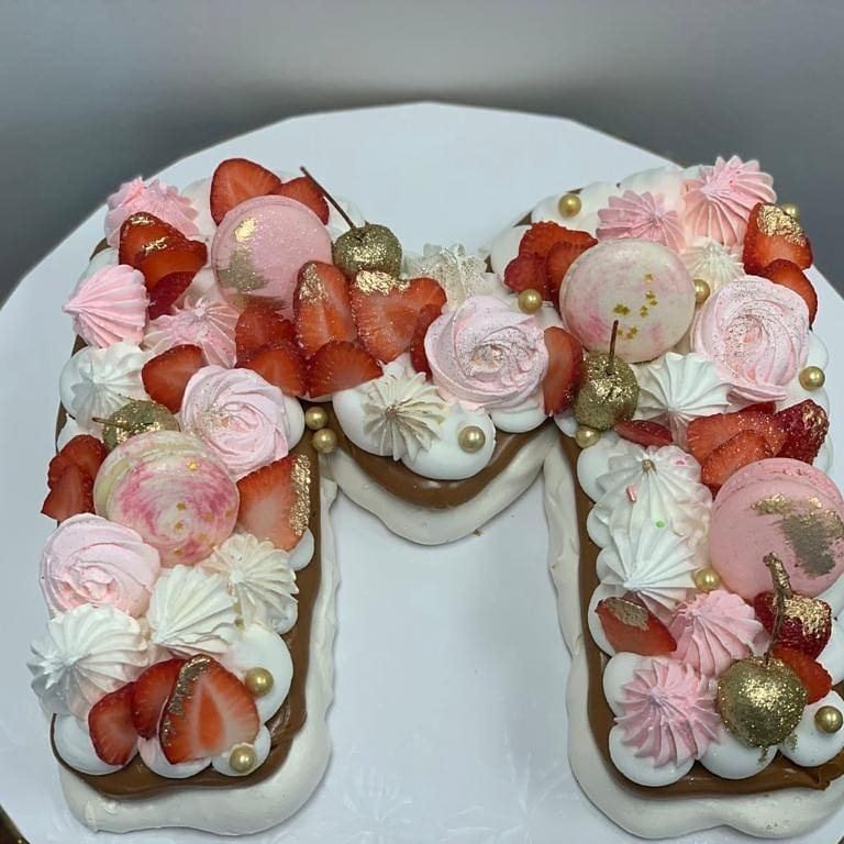 Torta en forma de letra con merengues y fresas