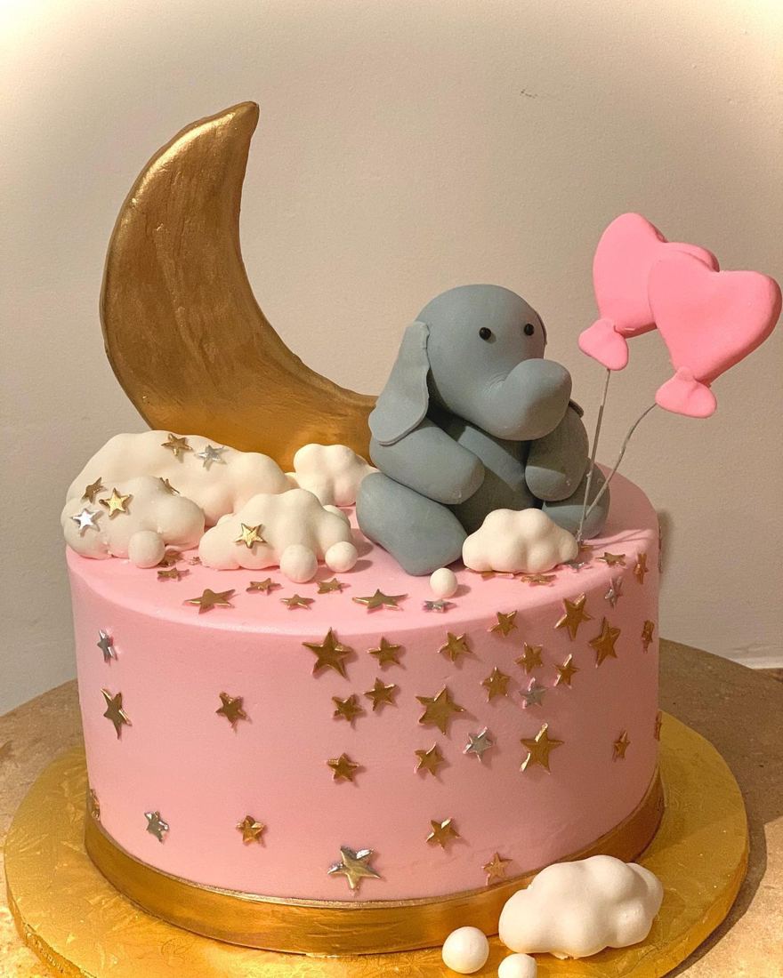 Torta rosada con luna dorada y elefante