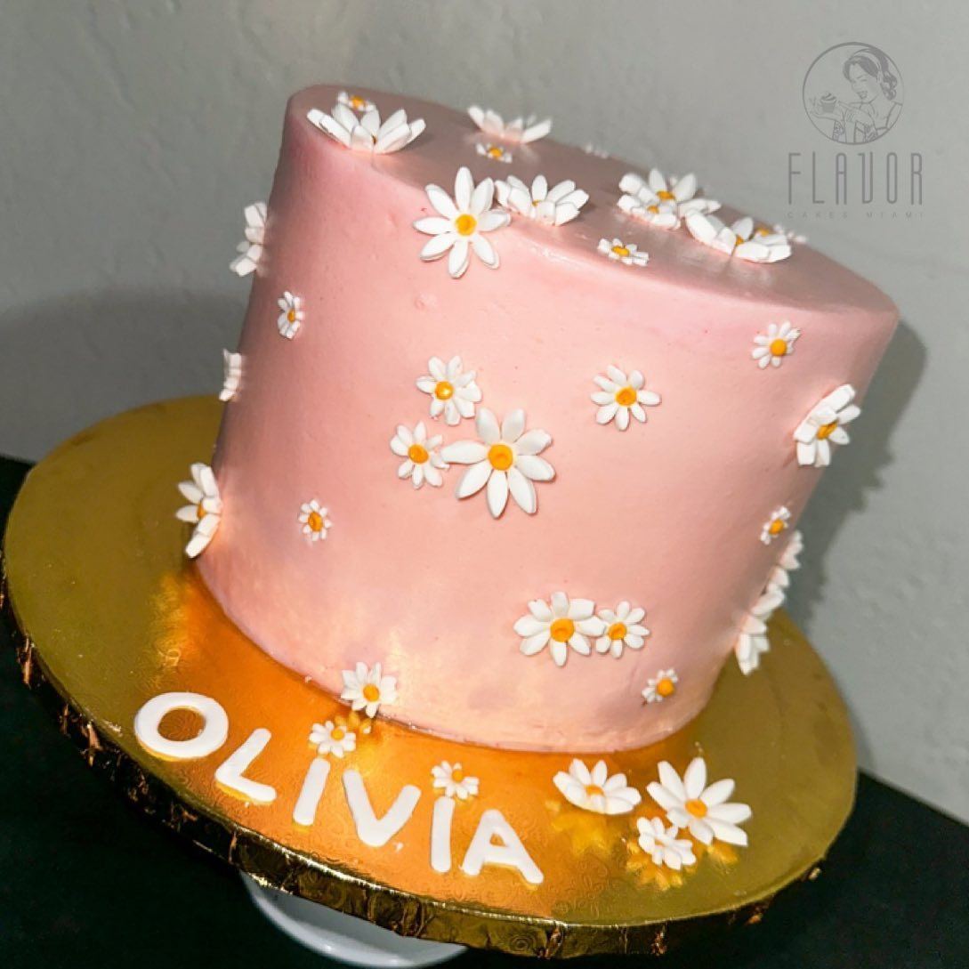 Torta rosada con margaritas
